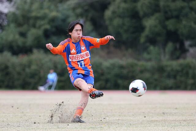 高円宮杯Ｕ－１８プリンスリーグ２０２６北信越１部　第１節・新潟Ｕ－１８－上越高　前半１４分、新潟Ｕ－１８のＦＷ笹木翔來が直接ＦＫを決めて先制＝４月４日、デンカスワンフィールド