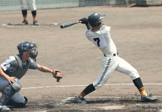 上越総合技術－長岡商　１回裏長岡商２死一、三塁で早川が２点適時打を放ち３－０＝柏崎市佐藤池野球場