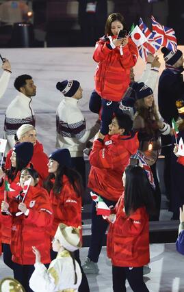 閉会式でフィギュアスケートの三浦璃来（上）を持ち上げて入場する木原龍一＝２２日、イタリア・ベローナ（共同）