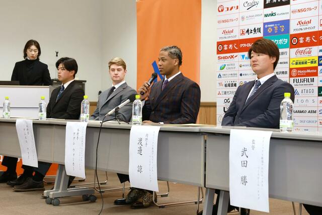 （左から）石田陵馬選手、ダニエルフライ選手、記者の質問に答えるアダムウォーカー選手、渡邉諒選手＝３０日、ハードオフ・エコスタジアム