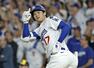 　ナ・リーグ優勝決定シリーズ第４戦でこの試合３本目の本塁打を放ち、ベンチに合図を送るドジャース・大谷＝２５年１０月、ロサンゼルス（共同）