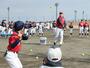 プロ野球選手が基本的な動作について分かりやすく指導した教室＝２１日、長岡市陽光台５
