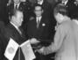 1972年9月29日、日中共同声明に調印し、中国の周恩来首相(右)と文書を交換する田中角栄首相=北京の人民大会堂(共同)
