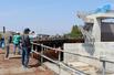 福島潟水門を見学するツアー参加者＝新潟市北区前新田