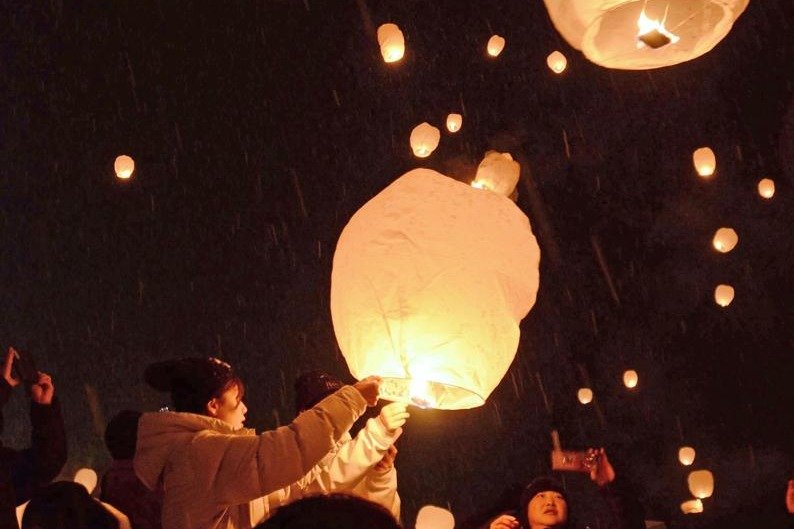 津南の夜空彩る柔らかな光、雪まつりでスカイランタン放つ 2000個の