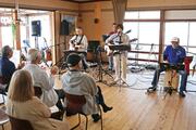 柏崎市西山町「しらなみ音楽祭」　地元アマバンドの歌声響き、観客も歌って、笑って、手拍子送り、会場盛り上がる！