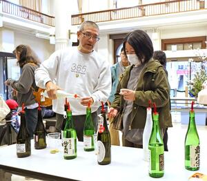 上越地域の酒の飲み比べを楽しむイベント=4日、上越市本町3