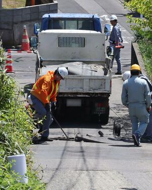 直径約５０センチにわたり陥没した道路＝２６日、新潟市西区