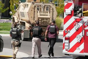 政治活動家チャーリー・カーク氏の銃撃現場で対応する当局=10日(ゲッティ=共同)