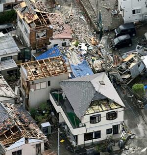 激しい突風で被害を受けた住宅地=5日午後4時4分、静岡県牧之原市(共同通信社ヘリから)