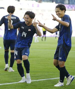 日本-パラグアイ 前半、先制ゴールを決め、ポーズをとる三戸。右は斉藤=ボルドー(共同)