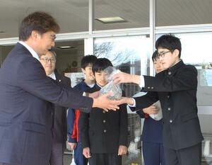 プルタブリングを三条中央ライオンズクラブ会長に渡す大島中の生徒＝三条市大島