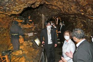 「史跡佐渡金山」の坑道を視察する永岡桂子文科相(右から2人目)=9月21日、佐渡市(市提供)