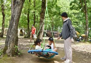 キャンプイベントでキャンプを楽しむ人たち。ソロ、友人同士、家族連れなどさまざまな参加者がいた=長岡市小国町上岩田