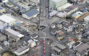 　埼玉県八潮市の県道が陥没しトラックが転落した事故現場＝２月