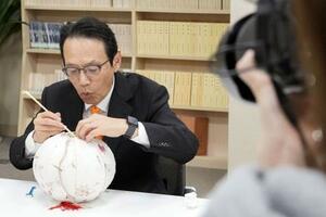 SNS向けの動画撮影で灯籠(ランタン)作りに挑戦する金杉憲治駐中国大使=9日、北京(共同)