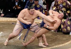 　大の里（左）が押し倒しで平戸海を下す＝福岡国際センター