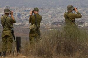 損壊したガザの建物をイスラエル側から双眼鏡で見るイスラエル兵ら=8月13日(AP=共同)