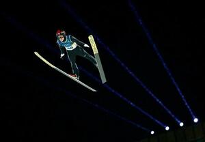 　男子個人ラージヒル　二階堂蓮の１回目の飛躍＝プレダッツォ（共同）