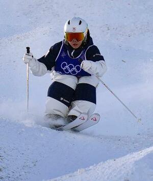 　女子モーグル決勝１回目　コブを攻める冨高日向子＝リビーニョ（共同）