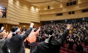 　北方領土問題の解決を求める住民大会で気勢を上げる参加者＝７日午後、北海道根室市