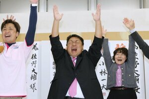 初当選を決め、万歳する佐野大輔氏(中央)=19日午後11時すぎ、燕市東太田