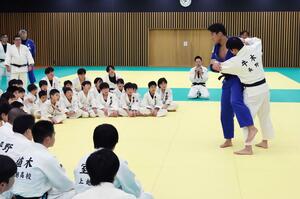 柔道の技を指導する羽賀龍之介さん(右から2人目)=2月11日、上越市戸野目古新田