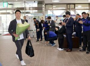 世界選手権での銅メダルの報告に訪れた須貝龍選手=胎内市役所