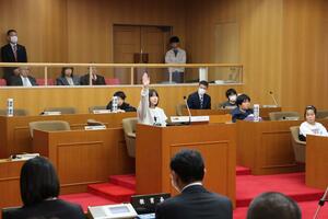議場で手を挙げ、要望や質問をする津川小児童ら＝阿賀町役場