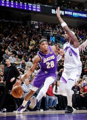 　ジャズ戦で攻め込むレーカーズの八村（左）＝ソルトレークシティー（ＮＢＡＥ・ゲッティ＝共同）