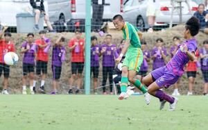 男子2回戦 龍谷-帝京長岡 前半18分、FW安野がシュートを決めて先制=福島県Jヴィレッジ