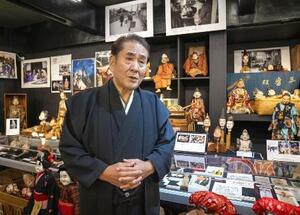 　阿波木偶文化資料館「人形のムラ」で、収集した木偶などの説明をする辻本一英。国内外の研究者や教育関係者が頻繁に訪れる＝２０２６年１月、徳島市
