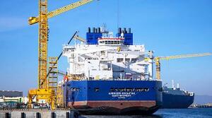 初のロシア国産のLNG輸送用砕氷タンカー=ロシア・ウラジオストク(ソフコムフロート提供・共同)