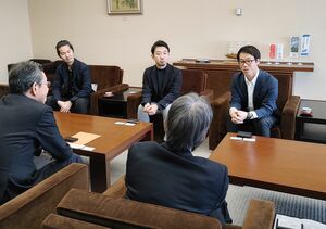 新潟市への進出を報告したジオフラの尾崎雄一社長(奥右)=県庁
