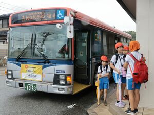 路線バスを使った遠足を楽しむ児童ら=佐渡市
