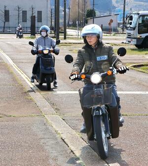 高齢者向けに行われた原付バイク教室=小千谷市千谷