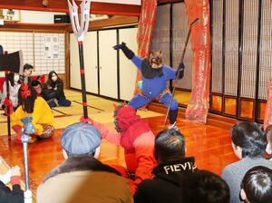 力強く踊り声を上げる鬼たち＝３日、柏崎市長崎