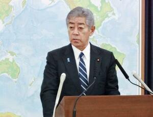 外務省で記者会見する岩屋外相=8日午後