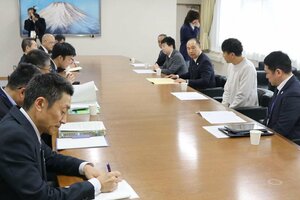 夜間照明施設の整備を求める請願について説明する市スポーツ協会のメンバーら＝三条市役所