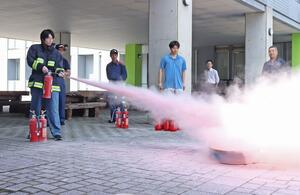 実習を通して火災発生時の対応を学んだ新潟工科大の学生=柏崎市藤橋