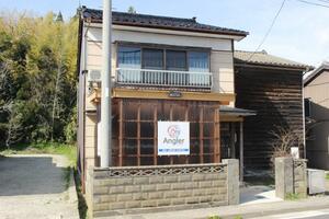 山田屋釣具店がオープンしたゲストハウス「アングラー」=佐渡市沢根五十里
