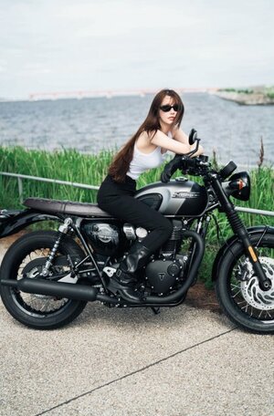 ダレノガレ明美「Triumph Bonneville T120 Black」でツーリング