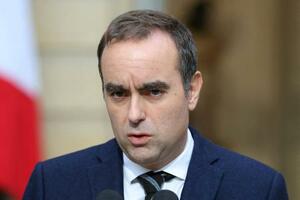3日、パリで声明を発表するフランスのルコルニュ首相(ロイター=共同)