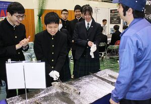 県央工業高校で開かれた就職ガイダンス=3月11日、三条市東本成寺