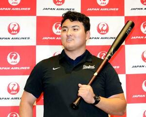 　米国から帰国し、取材に応じる米スタンフォード大の佐々木麟太郎内野手＝２９日、羽田空港