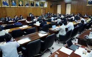 選択的夫婦別姓制度を導入する民法改正案などの実質審議が始まった衆院法務委=6月4日