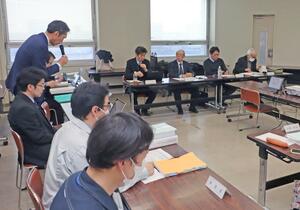 答申案を審議した県環境影響評価審査会＝２６日、県庁