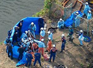 作業員4人がマンホールの中に転落した現場で救助活動に当たる消防隊員ら=2日午後3時4分、埼玉県行田市(共同通信社ヘリから)