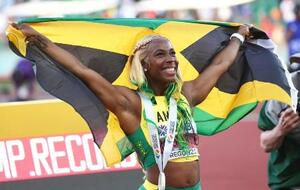 　２０２２年世界陸上、女子１００メートル決勝を制し、喜ぶジャマイカのシェリーアン・フレーザープライス＝ユージン