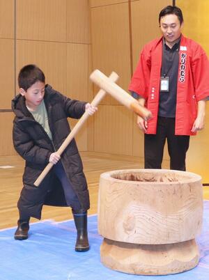 多くの家族連れでにぎわった新春恒例の餅つき大会＝刈羽村刈羽